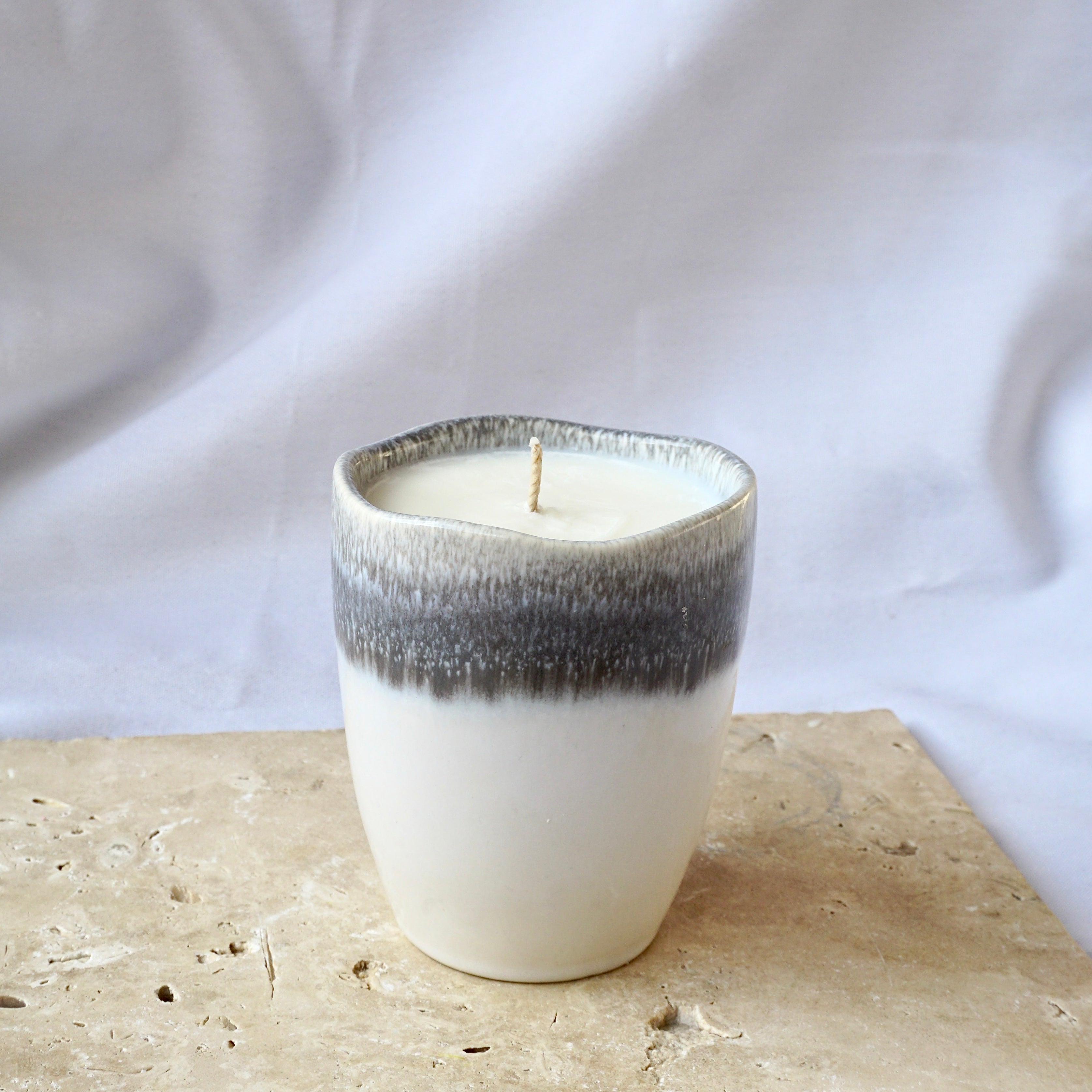 Feu de bois - Bougie parfumée céramique bicolore grise