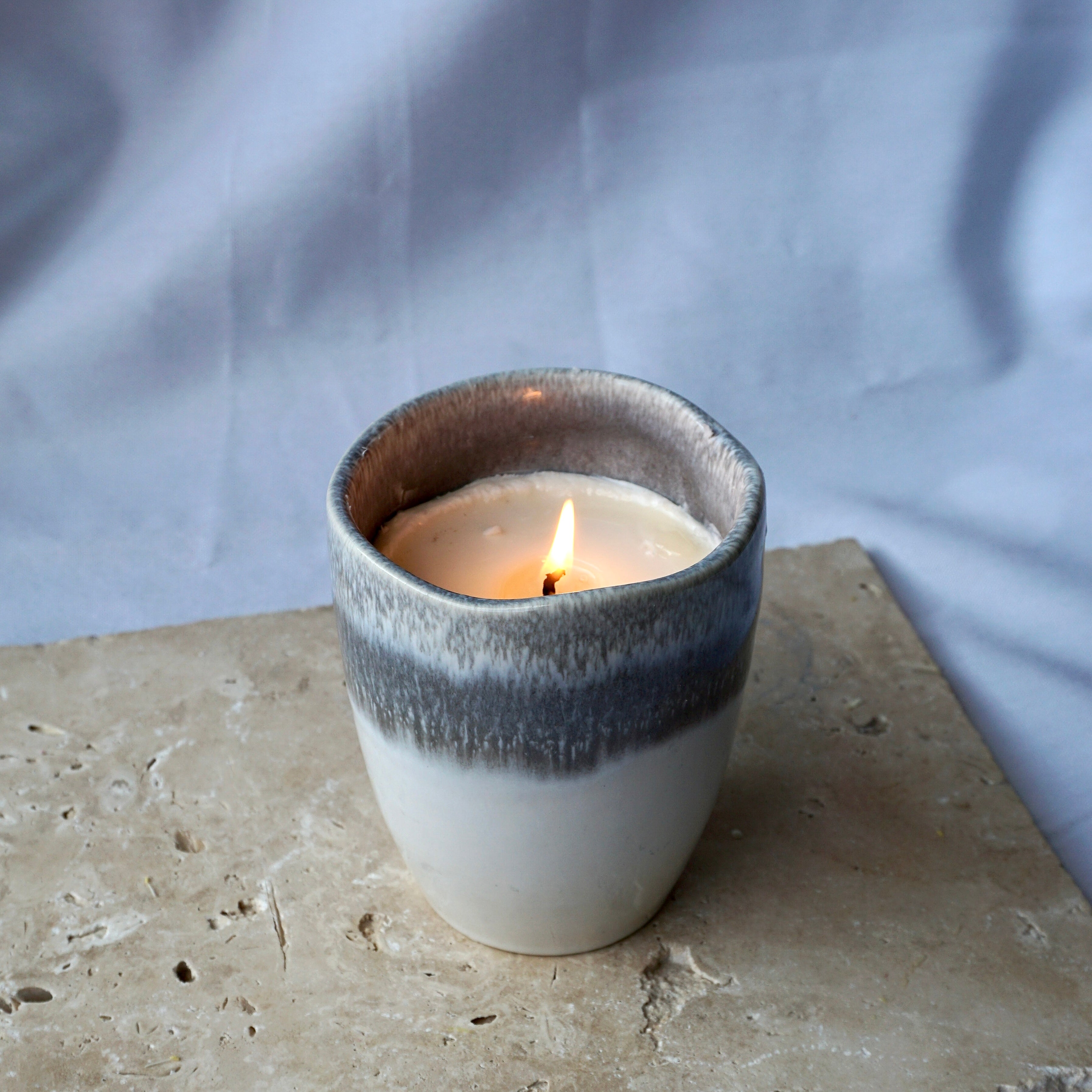 Feu de bois - Bougie parfumée céramique bicolore grise